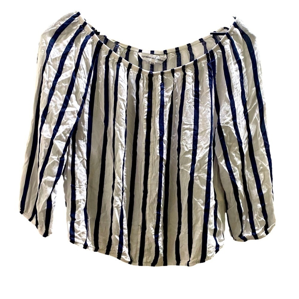 Cupcakes & Cashmere 'Eleni' Off the Shoulder Blouse*Ivory/Navy* XS